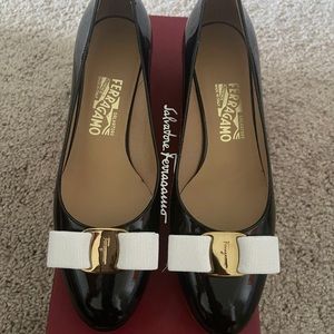 Authentic NWT Salvatore Ferragamo Vera Bow Pump Heels Size US 7B